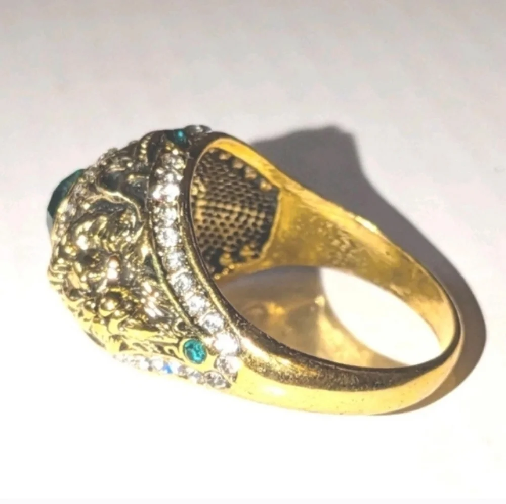 Elegant Golden Lion and Green Gemstone Mens Ring Sz 10